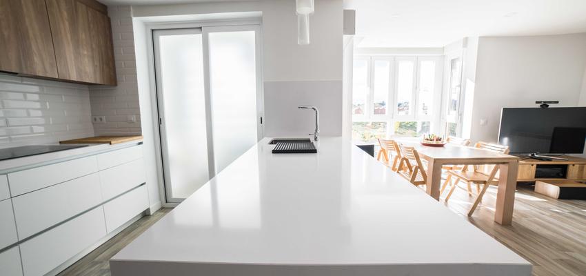Comedor, Cocina Estilo moderno Color marron, beige, blanco  diseñado por ViviendaSana | Reformista, constructor | Copyright ViviendaSana