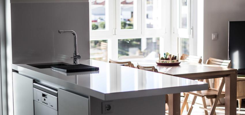 Comedor, Cocina Estilo moderno Color marron, blanco  diseñado por ViviendaSana | Reformista, constructor | Copyright ViviendaSana