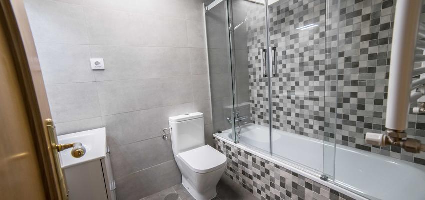 Baño Estilo moderno Color beige, blanco, negro  diseñado por ViviendaSana | Reformista, constructor | Copyright ViviendaSana