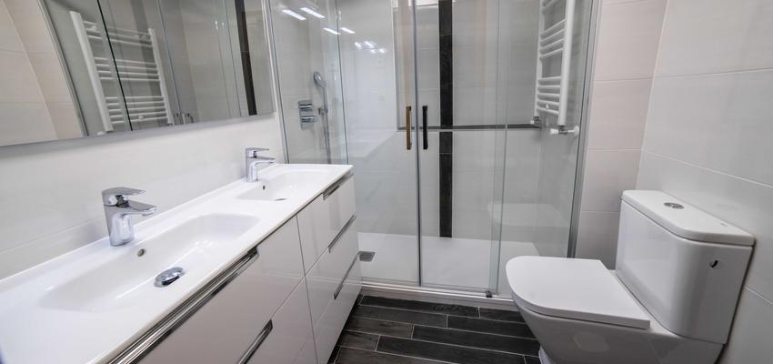 Baño Estilo moderno Color blanco, gris, negro  diseñado por ViviendaSana | Reformista, constructor | Copyright ViviendaSana