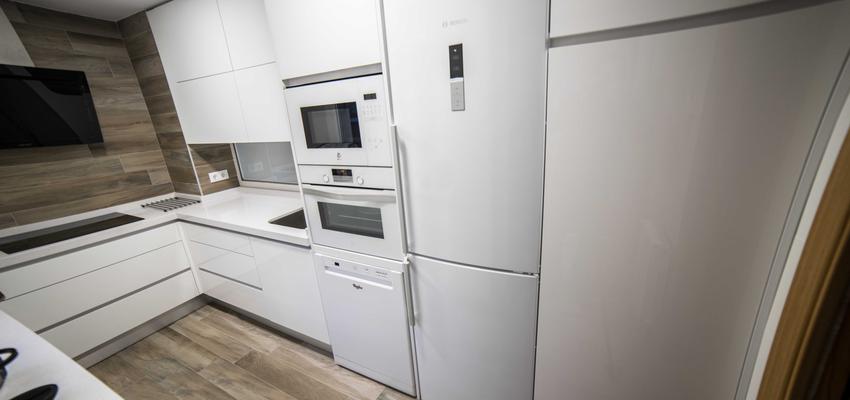 Cocina Estilo moderno Color beige, marron, blanco  diseñado por ViviendaSana | Reformista, constructor | Copyright ViviendaSana