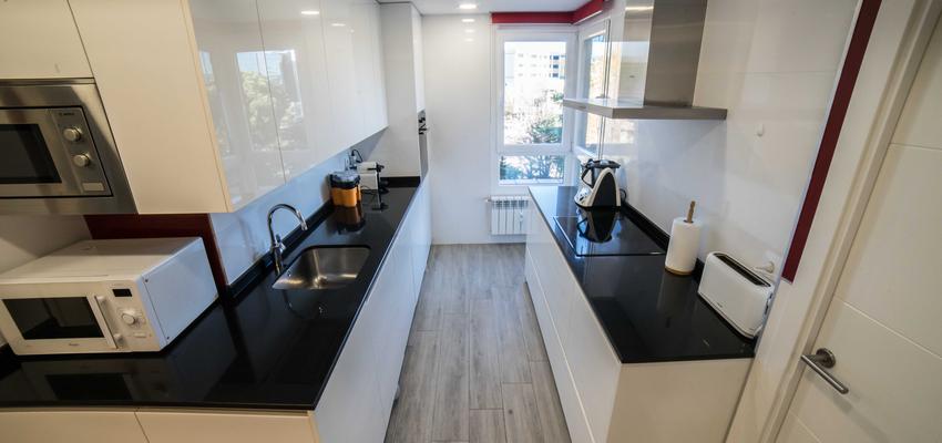 Cocina Estilo moderno Color beige, blanco, negro  diseñado por ViviendaSana | Reformista, constructor | Copyright ViviendaSana