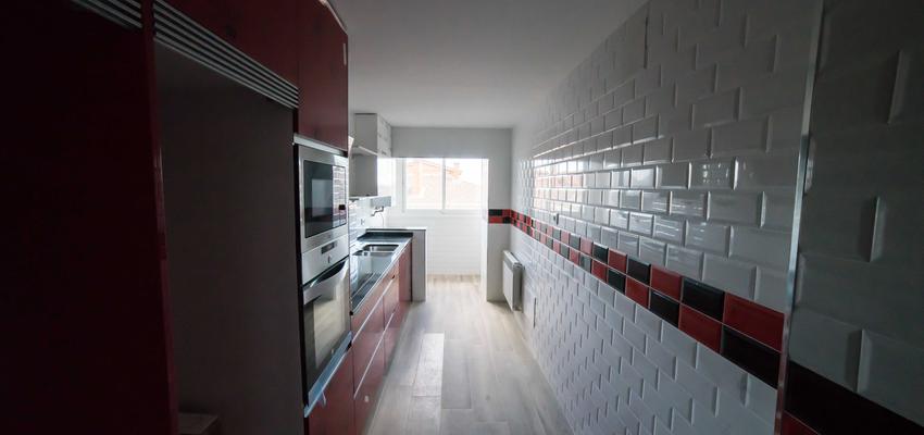 Cocina Estilo moderno Color rojo, beige, blanco  diseñado por ViviendaSana | Reformista, constructor | Copyright ViviendaSana