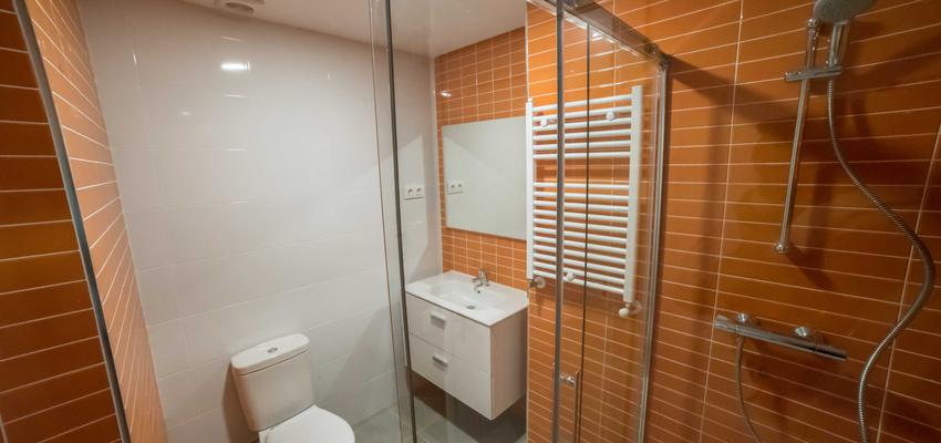 Baño Estilo moderno Color ocre, blanco, gris  diseñado por ViviendaSana | Reformista, constructor | Copyright ViviendaSana