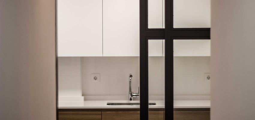 Cocina Estilo moderno Color beige, blanco, negro  diseñado por ViviendaSana | Reformista, constructor | Copyright ViviendaSana