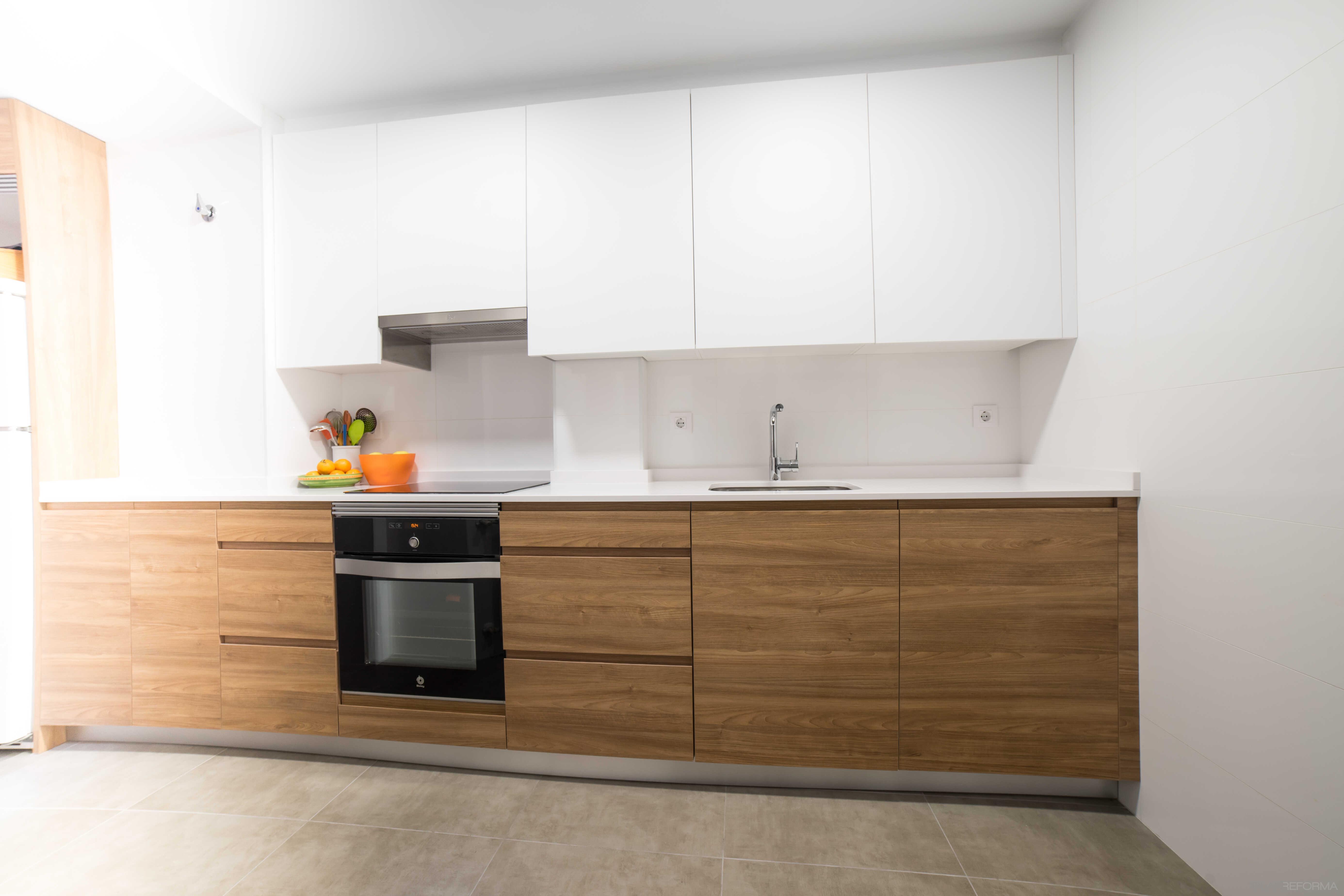 Cocina Estilo moderno Color ocre, blanco, negro  diseñado por ViviendaSana | Reformista, constructor | Copyright ViviendaSana