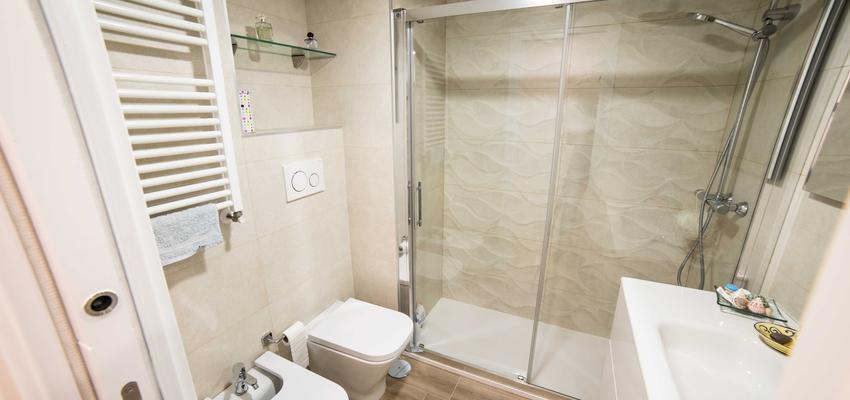 Baño Estilo moderno Color beige, marron, blanco  diseñado por ViviendaSana | Reformista, constructor | Copyright ViviendaSana