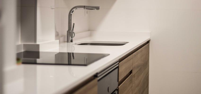 Cocina Estilo moderno Color marron, marron, blanco  diseñado por ViviendaSana | Reformista, constructor | Copyright ViviendaSana