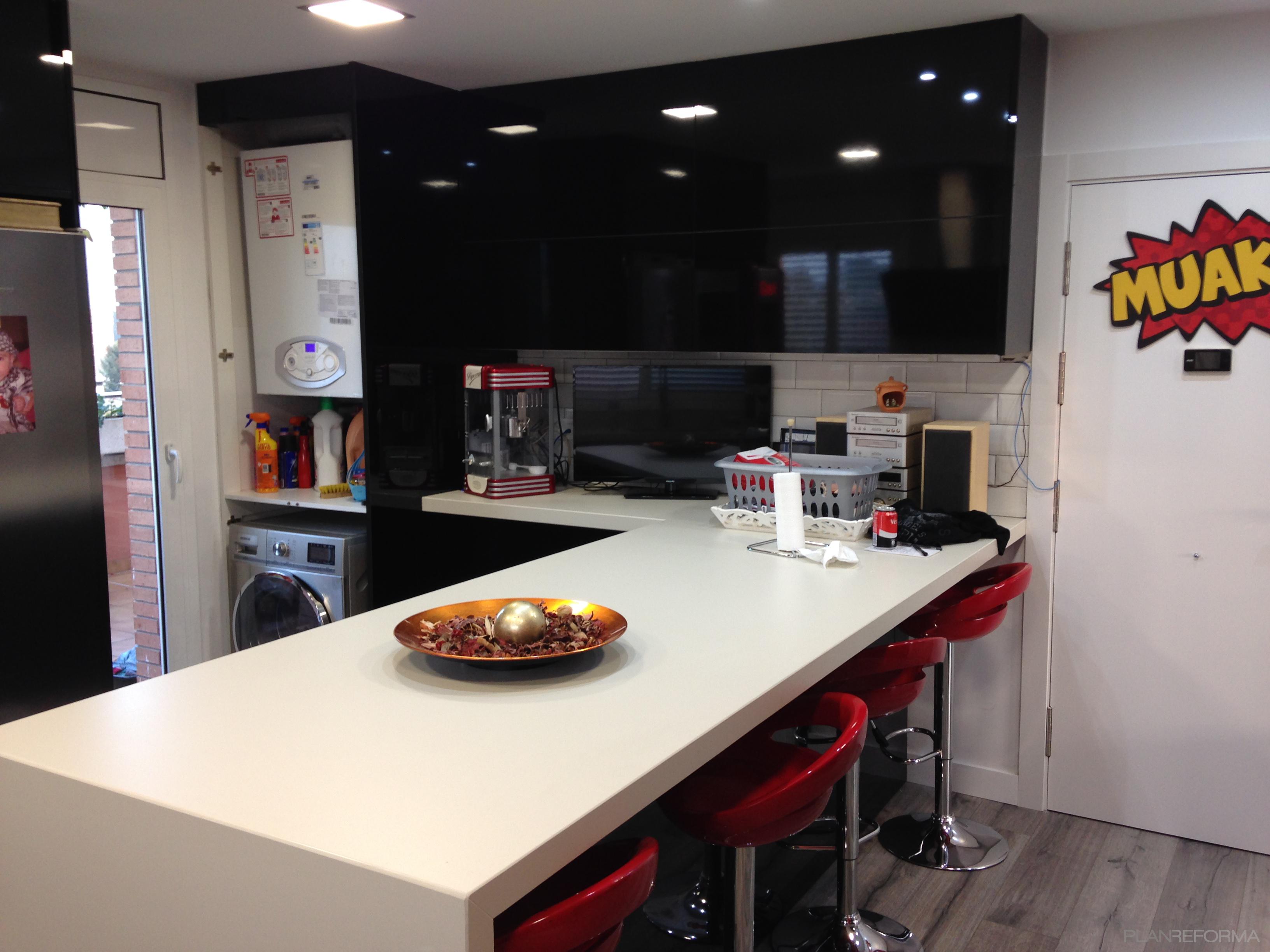 Cocina Estilo moderno Color rojo, blanco, negro