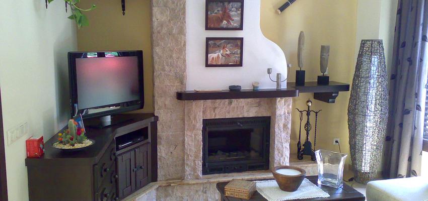 Salon style rustico color amarillo, marron  diseñado por JOSE JOAQUIN | Arquitecto 