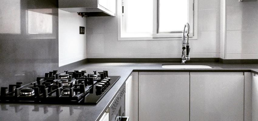 Cocina style moderno color negro  diseñado por Scala Proyectos | Arquitecto Técnico | Copyright Propietario: Scala-Proyectos