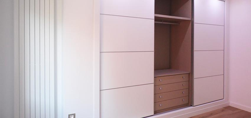 Dormitorio style moderno color rojo  diseñado por Scala Proyectos | Arquitecto Técnico | Copyright Propietario: Scala-Proyectos