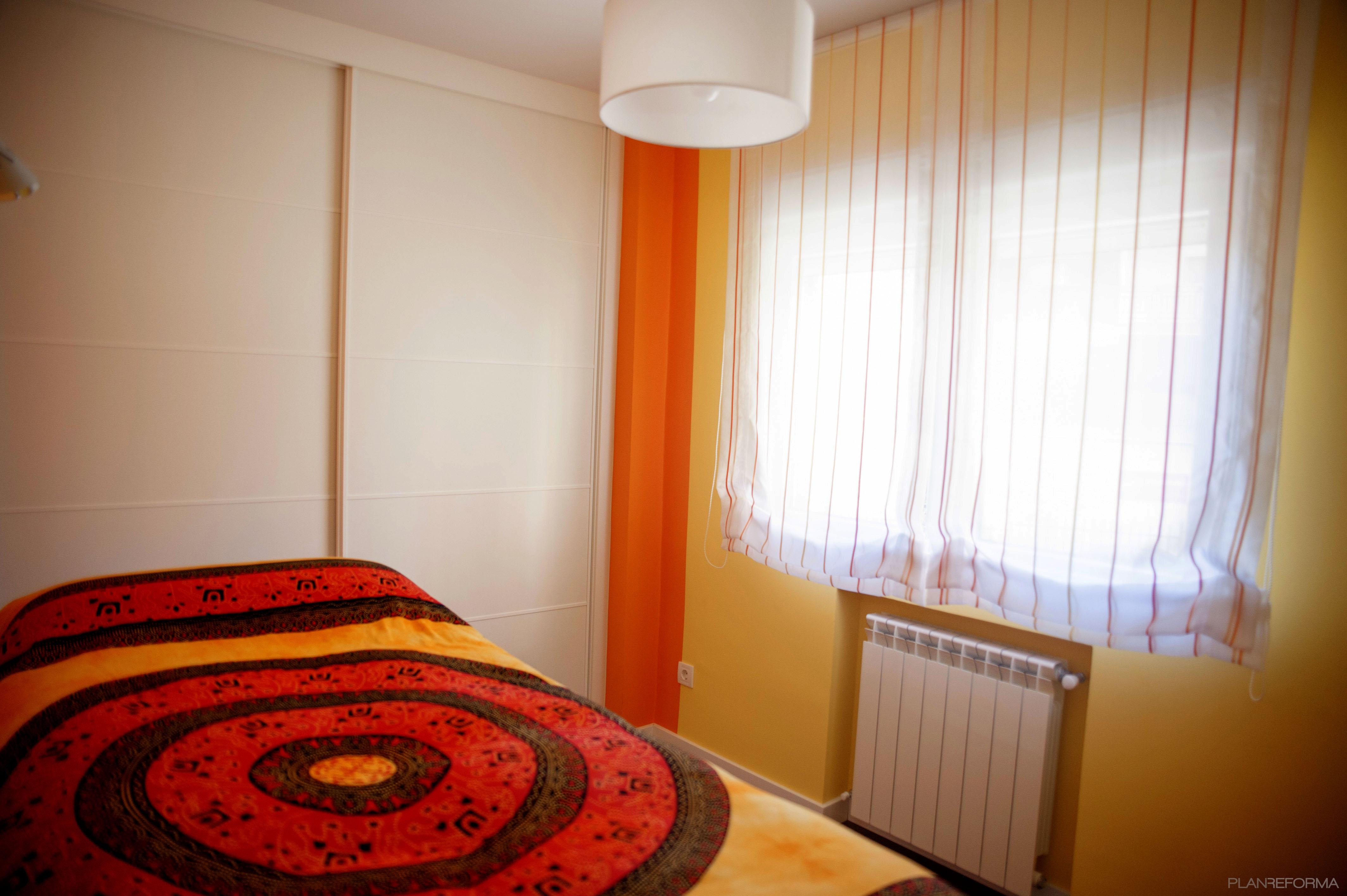 Dormitorio Estilo moderno Color rojo, amarillo  diseñado por Arquigestiona | Arquitecto Técnico | Copyright Arquigestiona. Fotógrafo Miguel Paubel