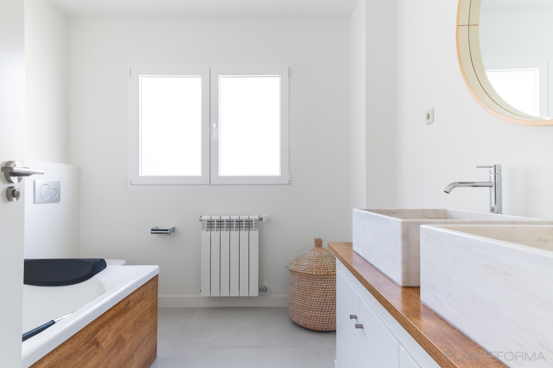 Baño Estilo vintage Color marron, blanco  diseñado por Arquigestiona | Arquitecto Técnico | Copyright Arquigestiona