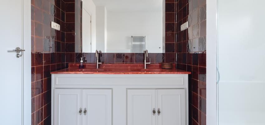 Baño Estilo vintage Color marron, blanco, gris  diseñado por Arquigestiona | Arquitecto Técnico | Copyright Arquigestiona
