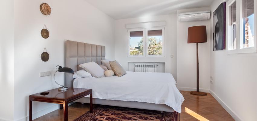 Dormitorio Estilo vintage Color marron, blanco, gris  diseñado por Arquigestiona | Arquitecto Técnico | Copyright Arquigestiona