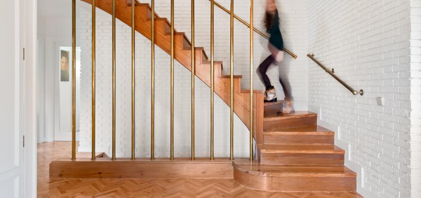 Escalera Estilo vintage Color marron, blanco, bronce  diseñado por Arquigestiona | Arquitecto Técnico | Copyright Arquigestiona