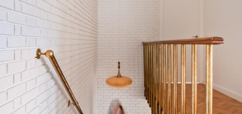 Escalera Estilo vintage Color marron, blanco  diseñado por Arquigestiona | Arquitecto Técnico | Copyright Arquigestiona