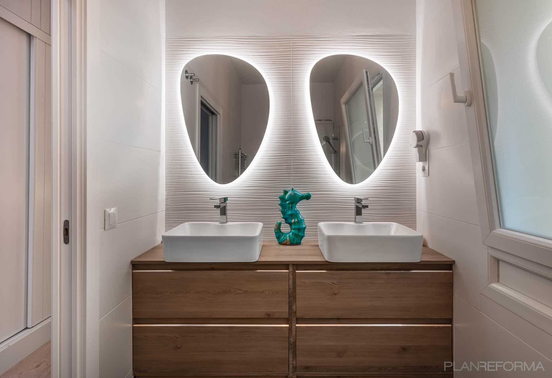 Baño Estilo moderno Color marron, blanco