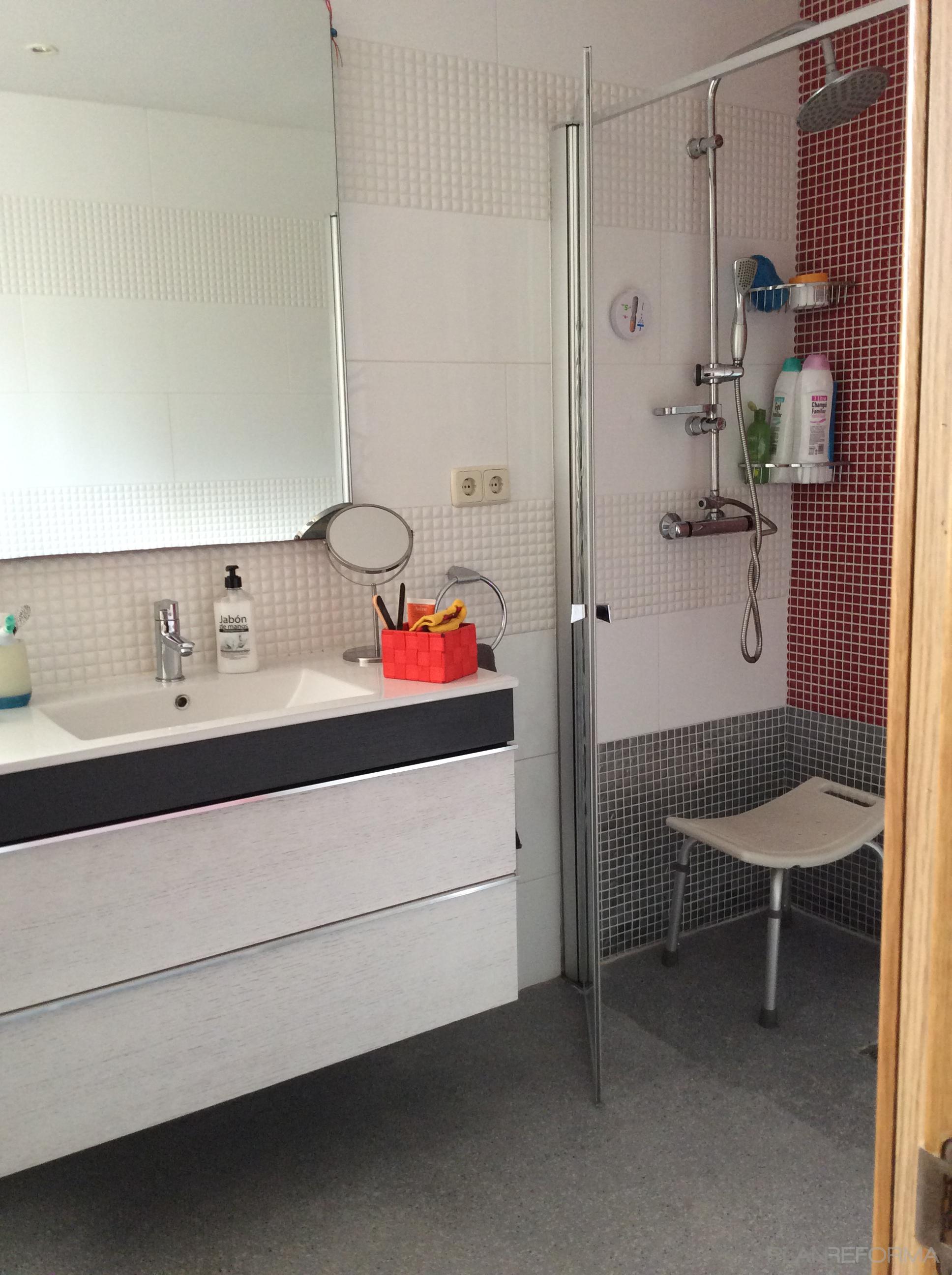Baño Estilo contemporaneo Color blanco, gris, negro  diseñado por Arquigestiona | Arquitecto Técnico 