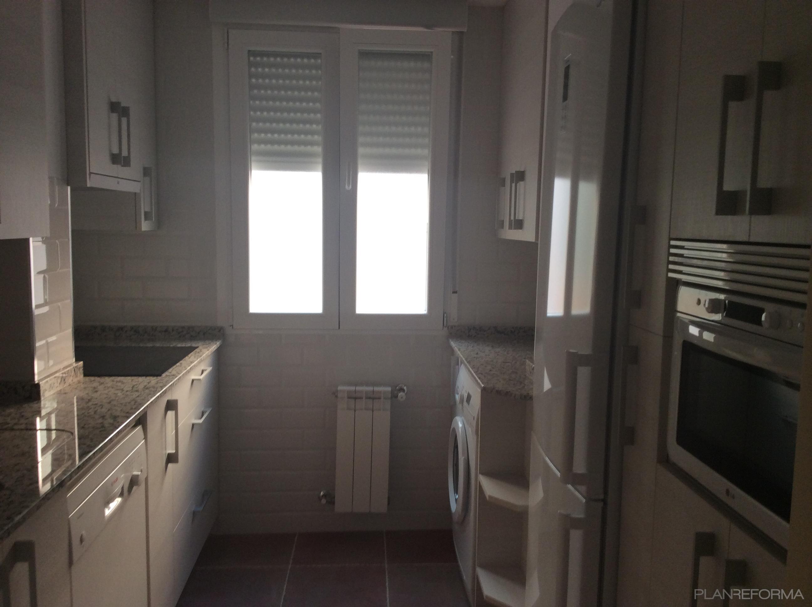 Cocina Estilo contemporaneo Color blanco, gris  diseñado por Arquigestiona | Arquitecto Técnico 