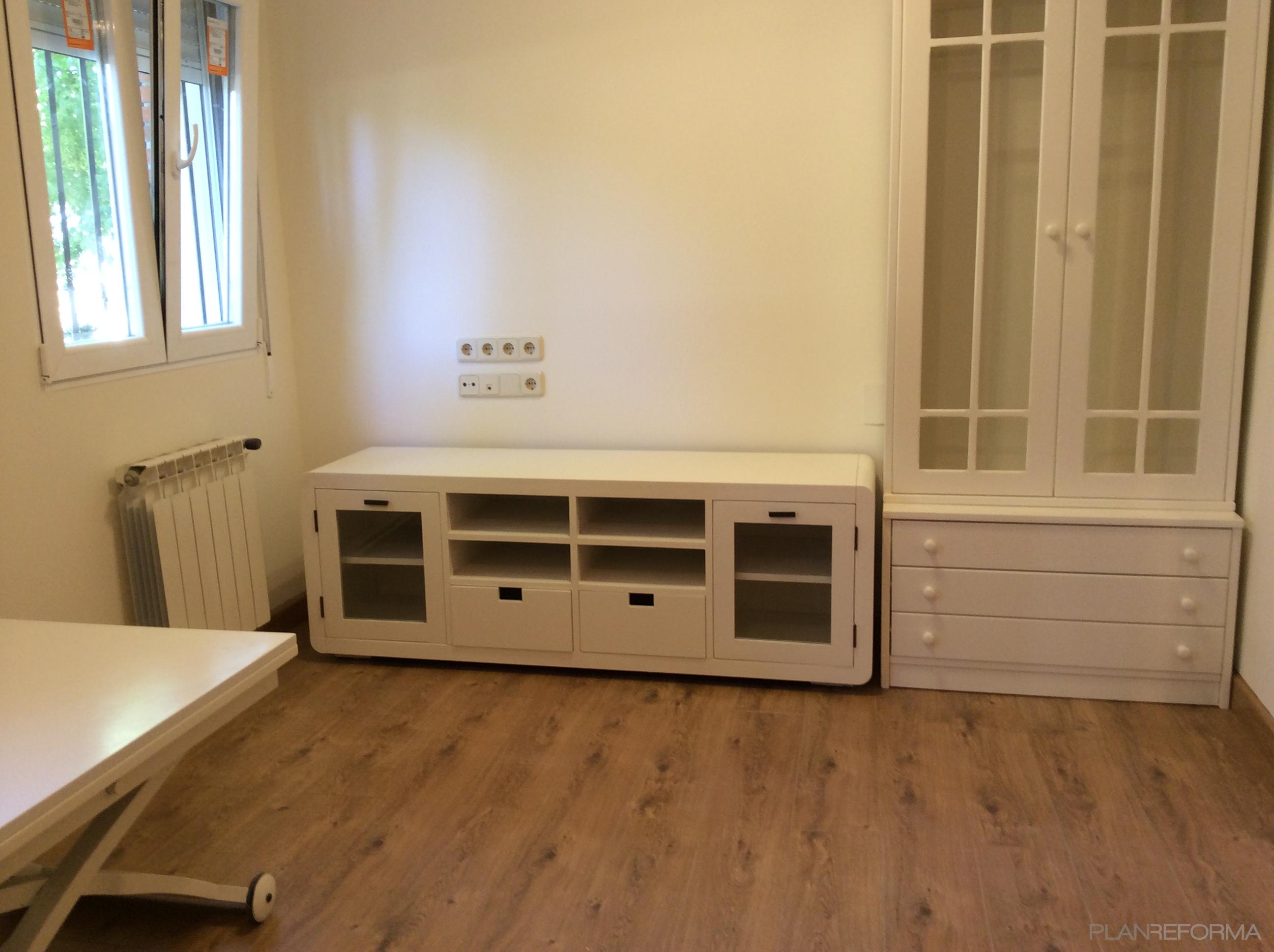 Salon Estilo contemporaneo Color marron, blanco  diseñado por Arquigestiona | Arquitecto Técnico 