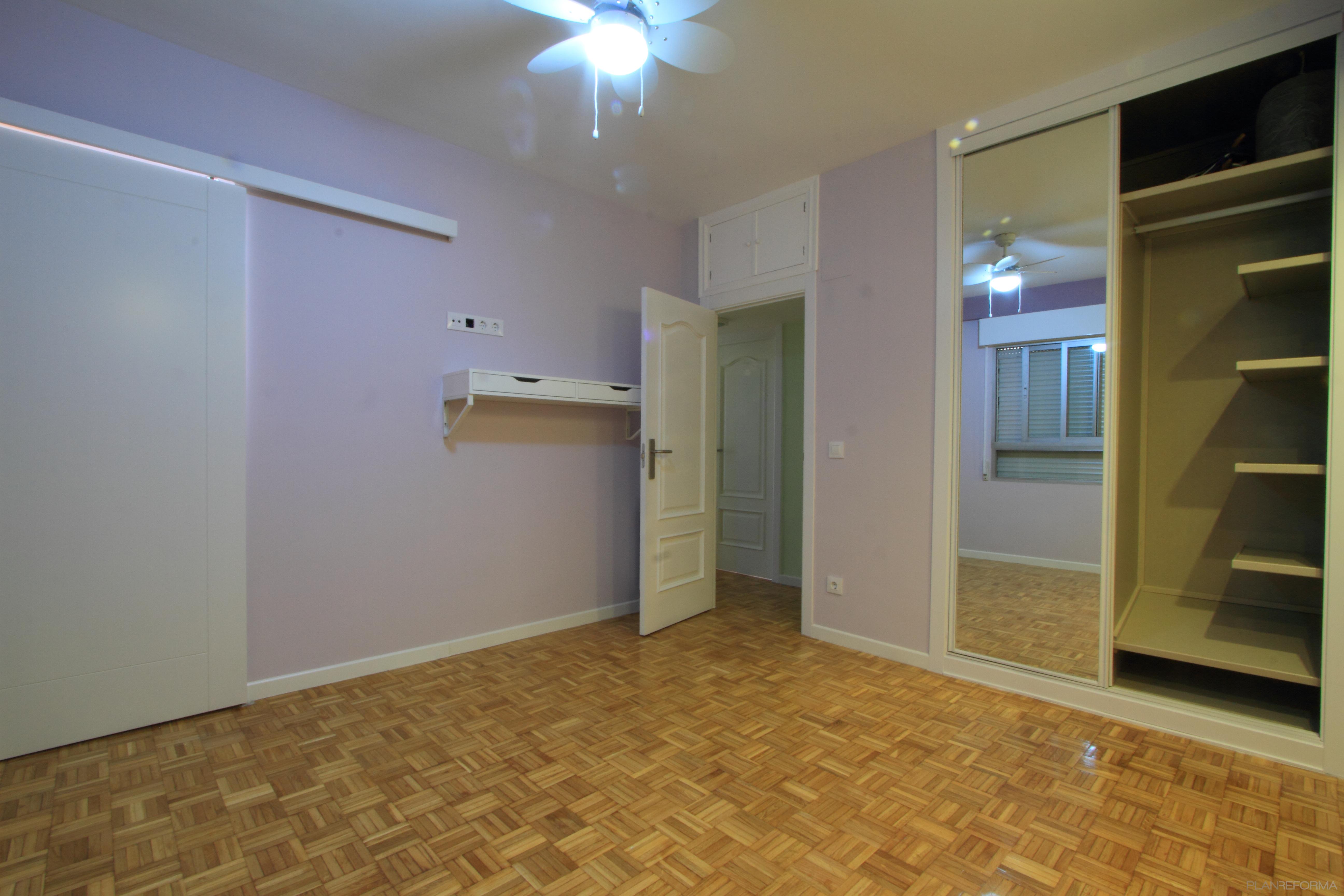 Dormitorio Estilo contemporaneo Color violeta, rosa, blanco  diseñado por Arquigestiona | Arquitecto Técnico | Copyright Si