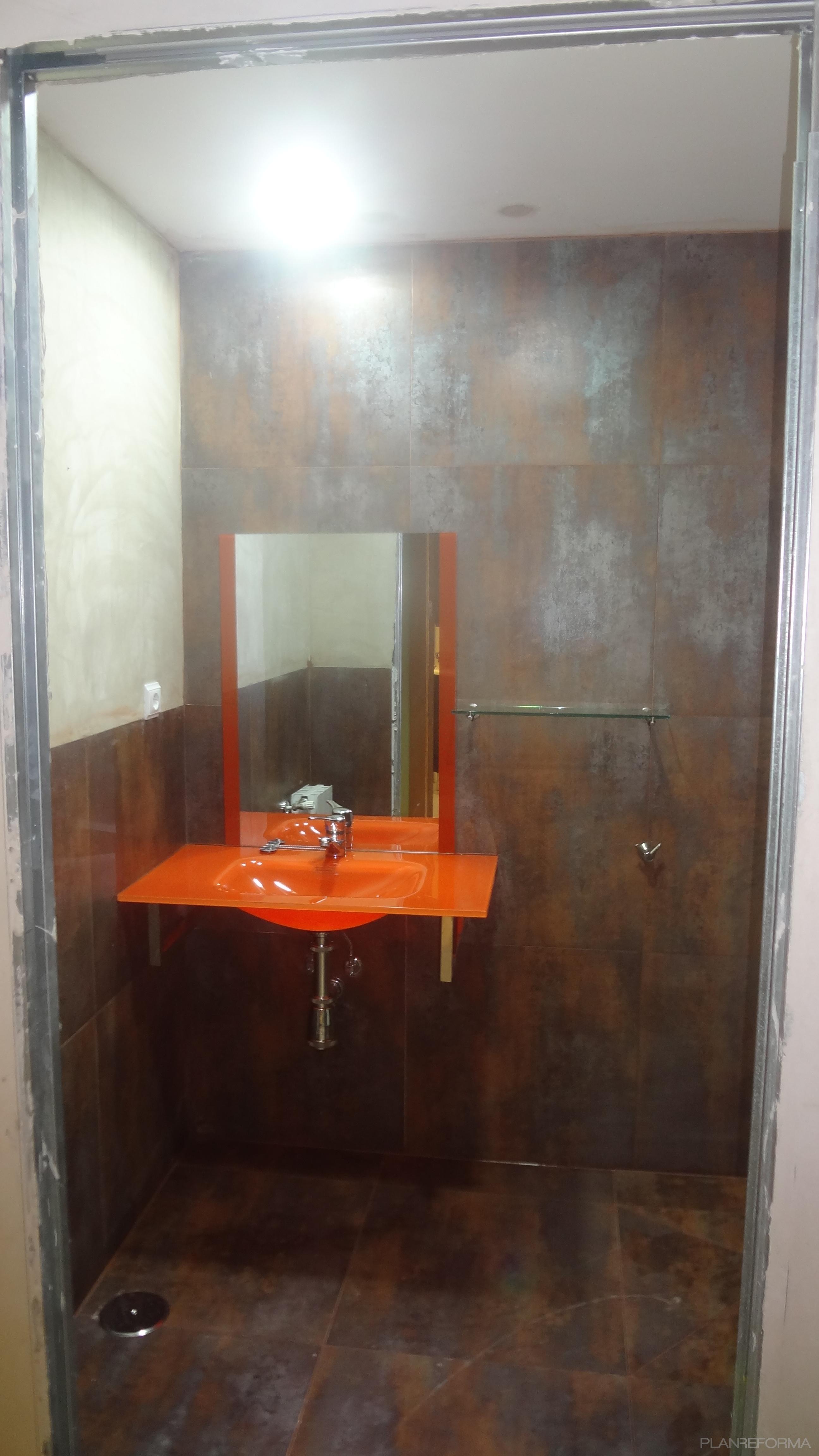 Baño Estilo contemporaneo Color ocre, marron, blanco  diseñado por Arquigestiona | Arquitecto Técnico | Copyright INMOGESTIONA