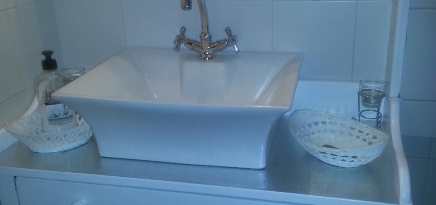 Baño Estilo vintage Color blanco, gris, plateado  diseñado por Arquigestiona | Arquitecto Técnico | Copyright Inmogestiona