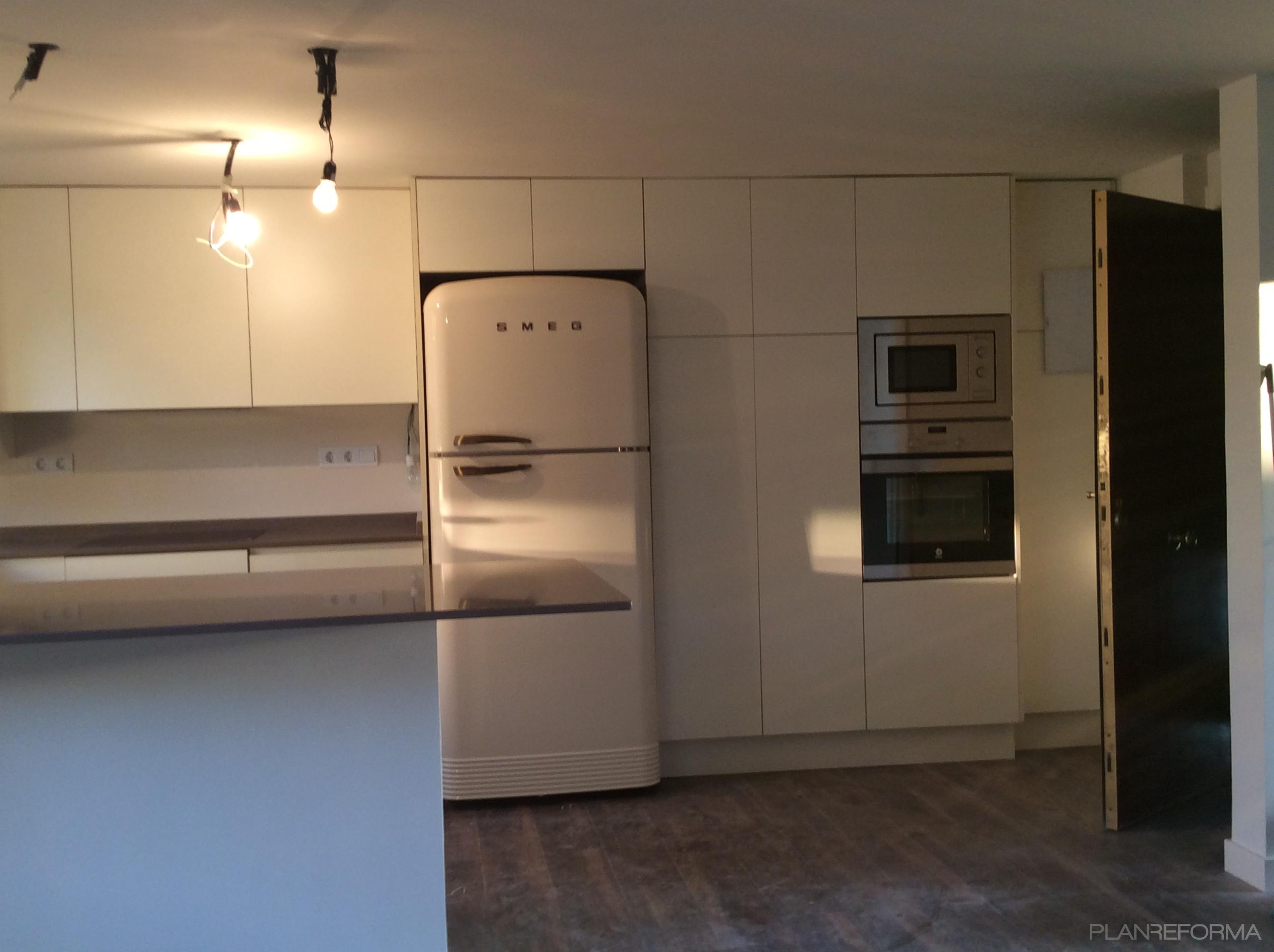 Cocina Estilo contemporaneo Color marron, blanco  diseñado por Arquigestiona | Arquitecto Técnico | Copyright Inmogestiona