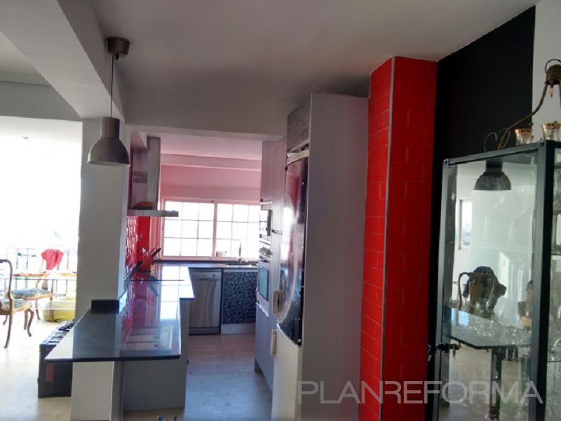Cocina Estilo moderno Color rojo, gris, negro  diseñado por Arquigestiona | Arquitecto Técnico | Copyright Inmogestiona