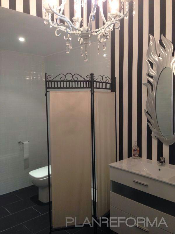 Baño style moderno color blanco, negro, plateado  diseñado por TOOLMAN | Gremio 