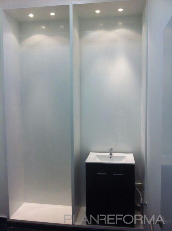 Baño style moderno color blanco, gris, negro  diseñado por TOOLMAN | Gremio 
