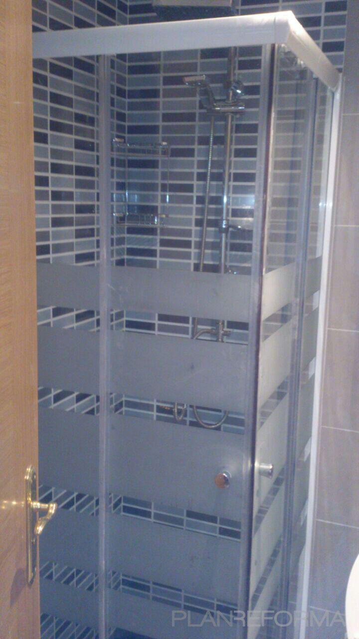 Baño style moderno color blanco, gris, gris  diseñado por TOOLMAN | Gremio 