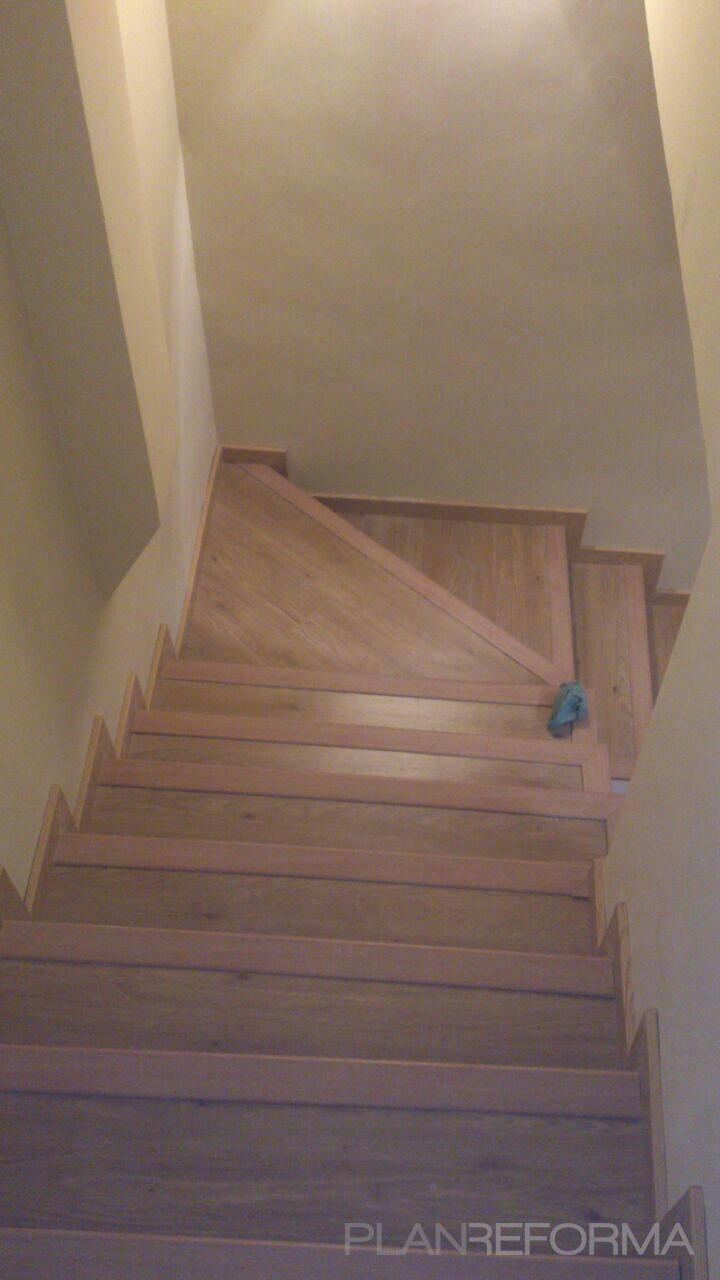 Escalera style moderno color beige, marron  diseñado por TOOLMAN | Gremio 