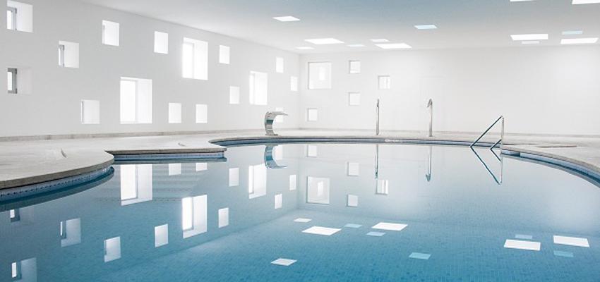 Piscina, Hotel, SPA style contemporaneo color turquesa, azul cielo, blanco  diseñado por A2arquitectos | Arquitecto | Copyright Laura Torres Roa
