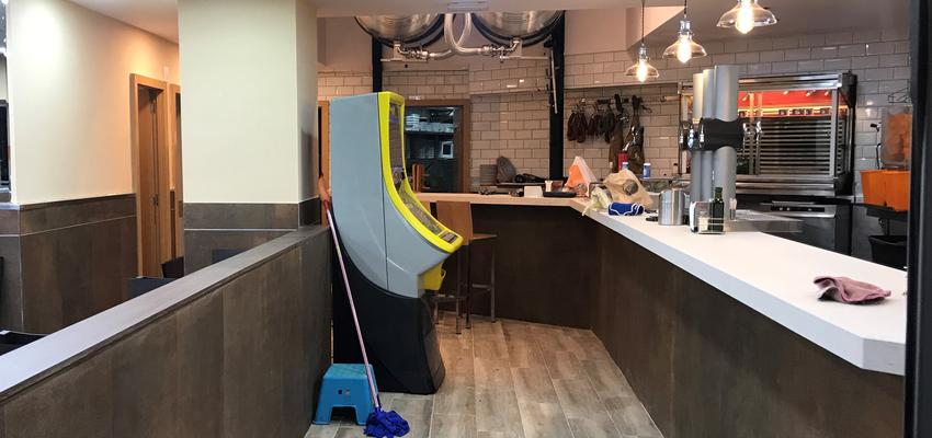 Bar Estilo moderno Color marron, gris, bronce  diseñado por BUKARA | Gremio | Copyright Euromodular S.L.