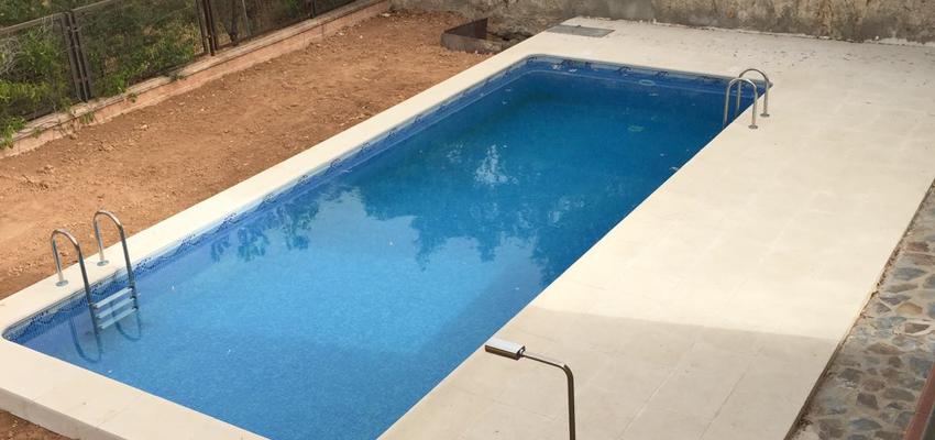 Piscina Estilo tradicional Color azul, beige  diseñado por BUKARA | Gremio | Copyright Euromodular S.L.