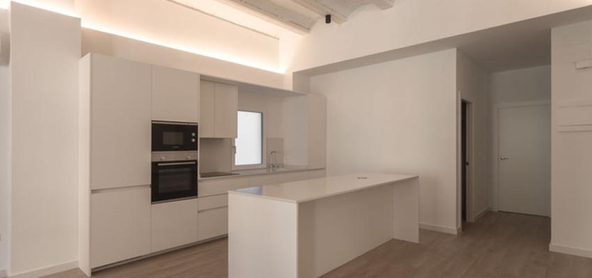 Cocina Estilo moderno Color beige, blanco, gris  diseñado por acertus | Arquitecto Técnico | Copyright acertus