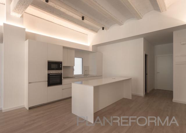 Cocina Estilo moderno Color beige, blanco, gris  diseñado por acertus | Arquitecto Técnico | Copyright acertus