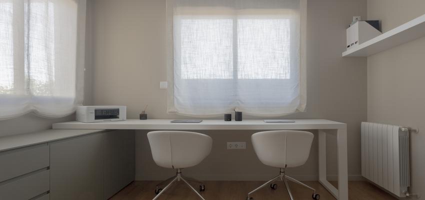 Estudio Estilo moderno Color beige, blanco, plateado  diseñado por acertus | Arquitecto Técnico | Copyright siacertus