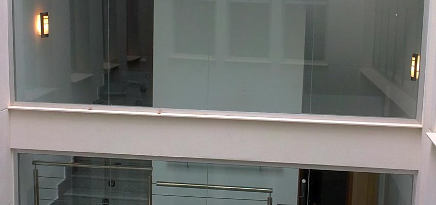 Exterior style moderno color beige, blanco  diseñado por Isabel Gabaldón Pérez | Arquitecto 