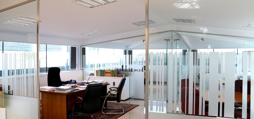 Oficina style contemporaneo color marron, beige, blanco, gris  diseñado por Rafael Laredo | Arquitecto 