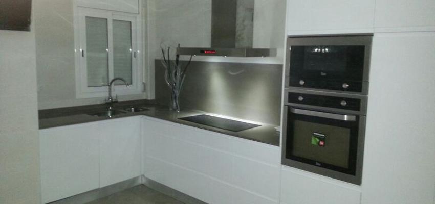 Cocina style moderno color blanco  diseñado por decorahomestudio | Gremio | Copyright decorahomestudio