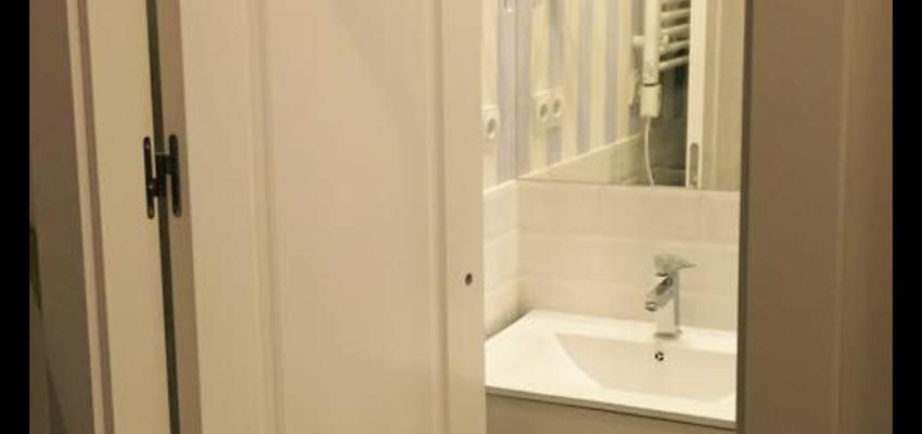 Baño style vintage color azul cielo, blanco, gris  diseñado por TeHagoTuObra.com | Gremio 