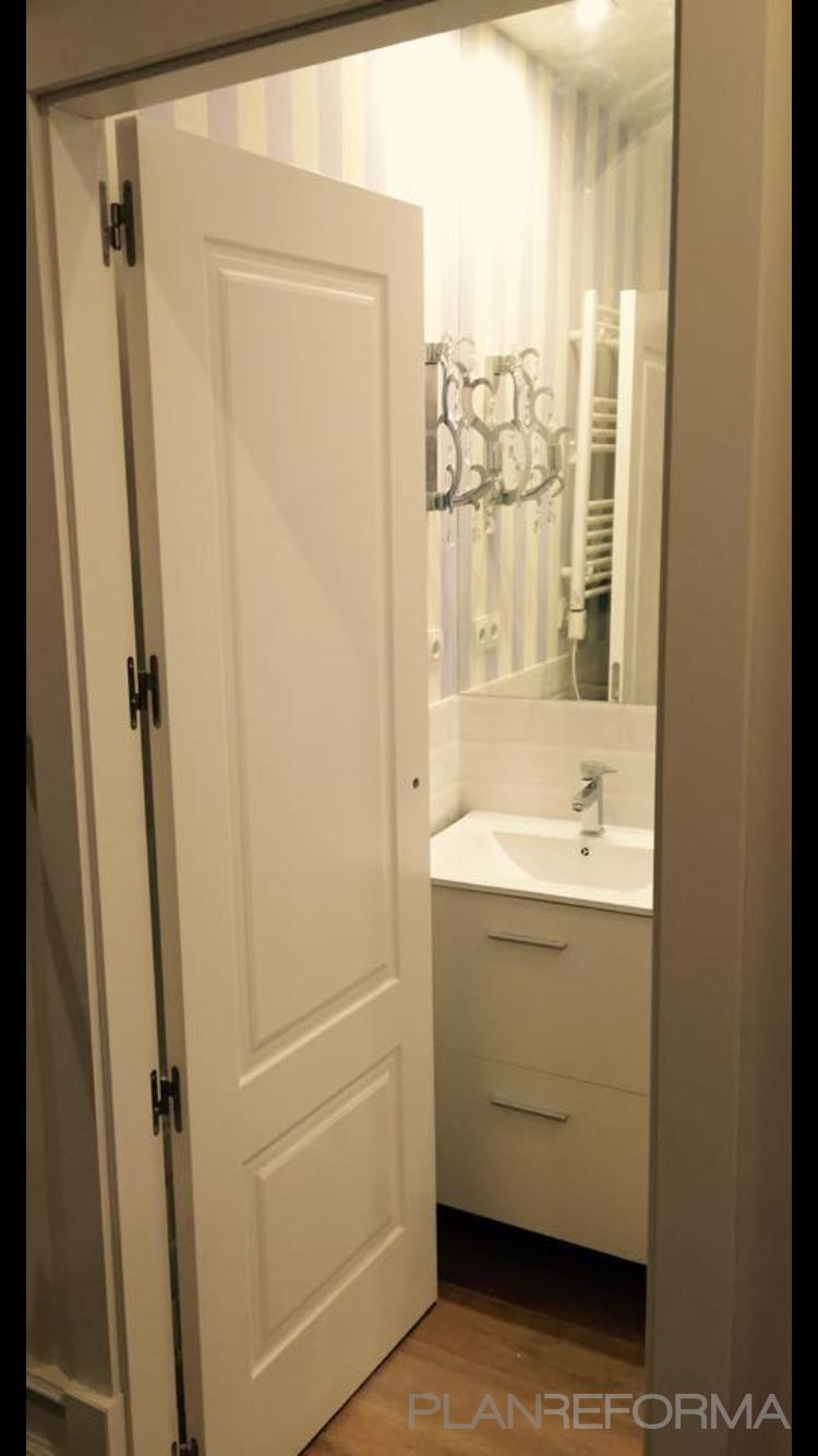 Baño style vintage color azul cielo, blanco, gris  diseñado por TeHagoTuObra.com | Gremio 