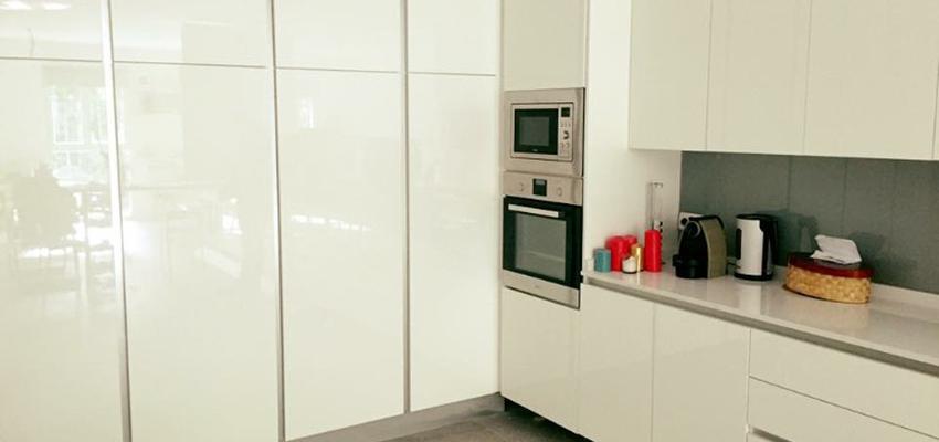 Cocina style moderno color blanco, gris, gris  diseñado por TeHagoTuObra.com | Gremio 