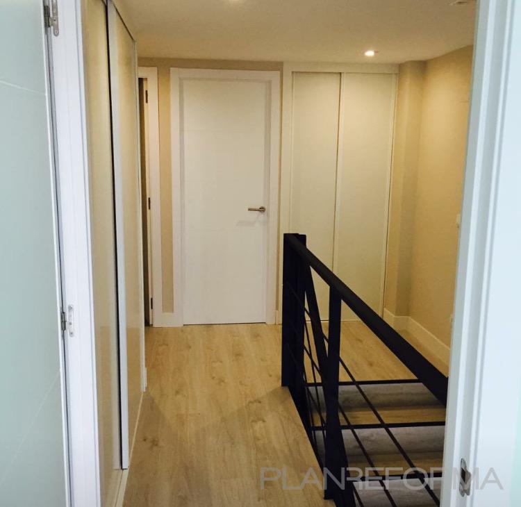 Pasillo, Escalera style tradicional color marron, blanco, negro  diseñado por TeHagoTuObra.com | Gremio 