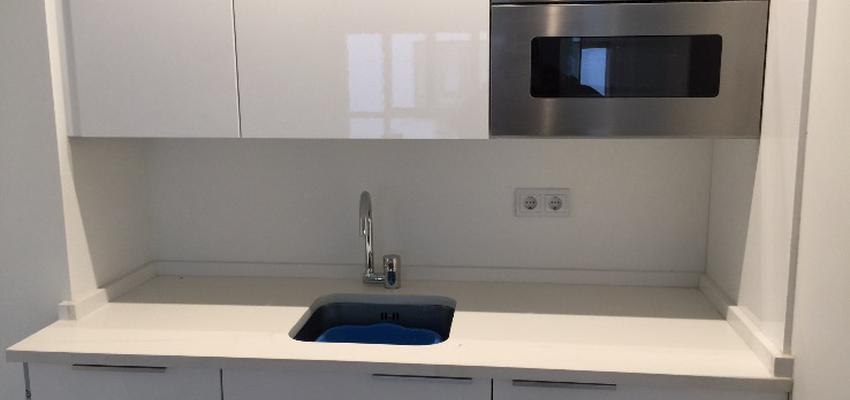 Cocina style moderno color blanco  diseñado por TeHagoTuObra.com | Gremio 