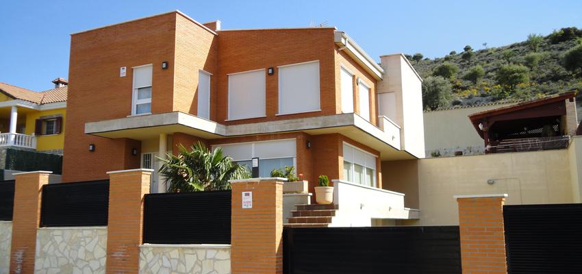 Exterior style moderno color marron, blanco, negro  diseñado por Genil Arquitectura S.L.P. | Arquitecto 